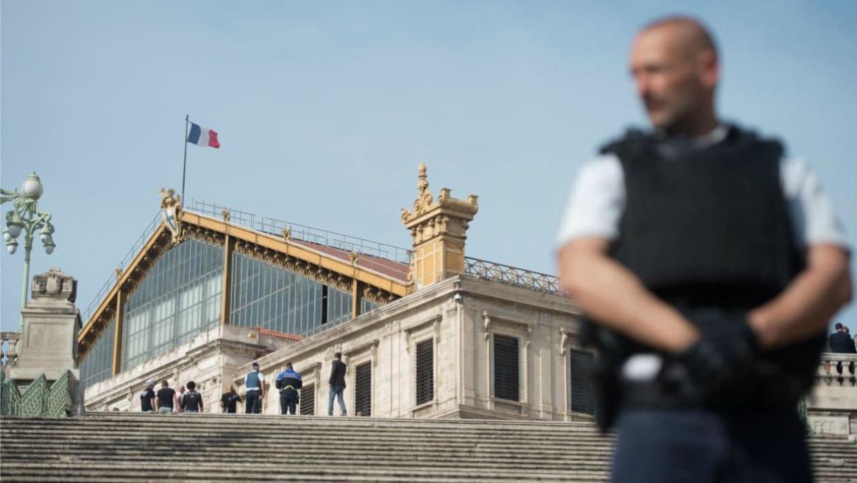 Un policier devant la gare Saint-Charles, à Marseille, le 1er octobre 2017. (Photo d'illustration) - BERTRAND LANGLOIS / AFP