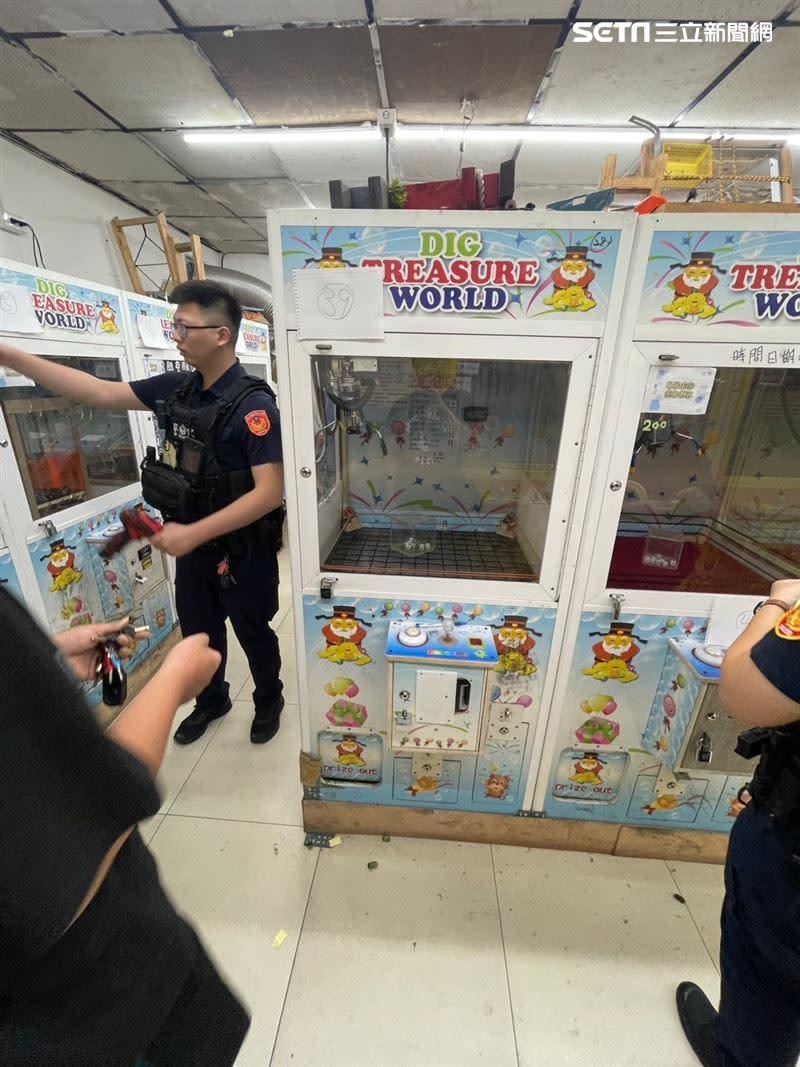 警方進到娃娃機店查緝。（圖／翻攝畫面）