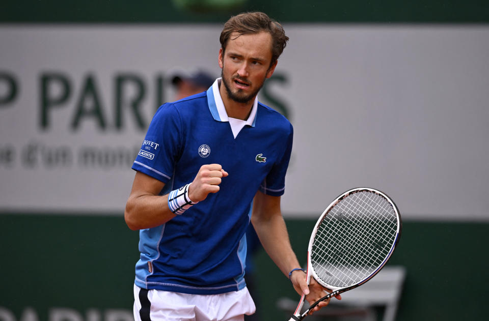 Tenis - Abierto de Francia - Roland Garros, París, Francia - 24 de mayo de 2022 Daniil Medvedev de Rusia reacciona durante su partido de primera ronda contra Facundo Bagnis de Argentina REUTERS/Dylan Martinez