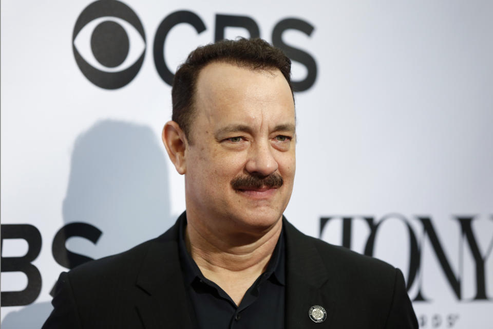 Tom Hanks mit Schnurrbart bei den Tony Awards 2013 (Bild: REUTERS/Lucas Jackson)