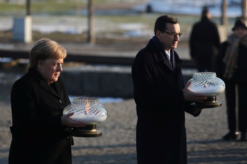 La canciller alemana, Angela Merkel, y el primer ministro polaco, Mateusz Morawiecki en su visita al memorial del Holocausto Auschwitz-Birkenau, cerca de Oswiecim, Polonia