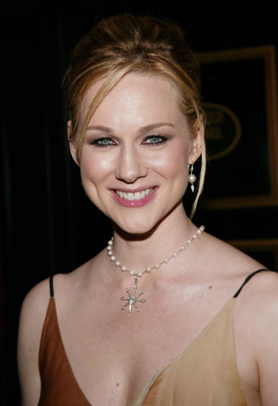 Actress Laura Linney attends the World Premiere of "Love Actually" at the Ziegfeld Theatre November 06, 2003 in New York City.