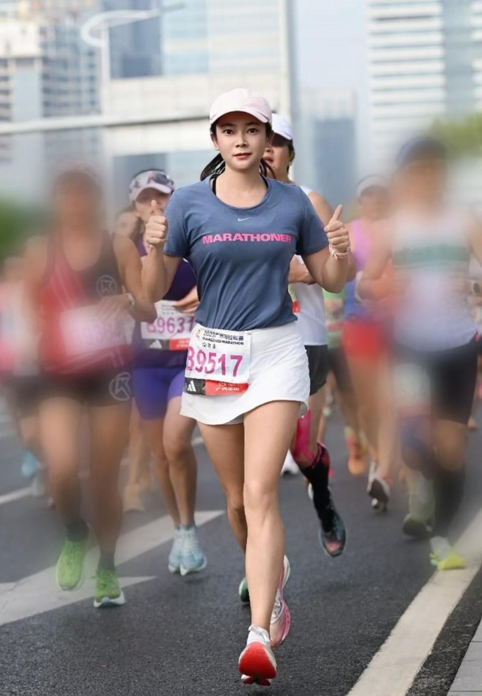 <strong>正妹跑者身穿藍色T恤、白色短裙參賽。（圖／翻攝微博@精英跑者elite）</strong>