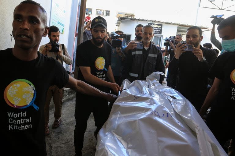 Miembros del grupo de ayuda World Central Kitchen, transportan el cuerpo de uno de los miembros del personal que murió en un ataque aéreo israelí, fuera de la morgue del Hospital Abu Youssef Al-Najjar en Rafah en el sur de la Franja de Gaza.