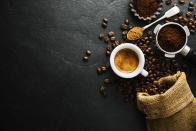 <p>Zweifellos hilft Kaffee und das darin enthaltene Koffein, wach leistungsfähiger zu werden. Doch das sind nicht die einzigen Eigenschaften des Heißgetränks. Koffein wirkt sich nicht nur positiv auf das Zentralnervensystem aus, sondern mindert auch das Risiko an bestimmten Krankheiten wie Prostatakrebs, Leukämie und Leberkrebs zu erkranken. (Bild: iStock / nerudol)</p> 