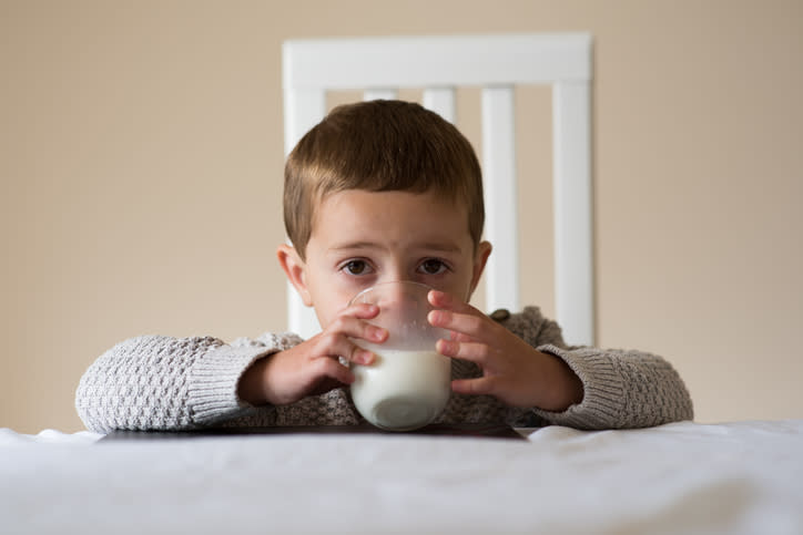 ¿Tus hijos beben o no leche de vaca? Foto: primeshooter / Getty Images