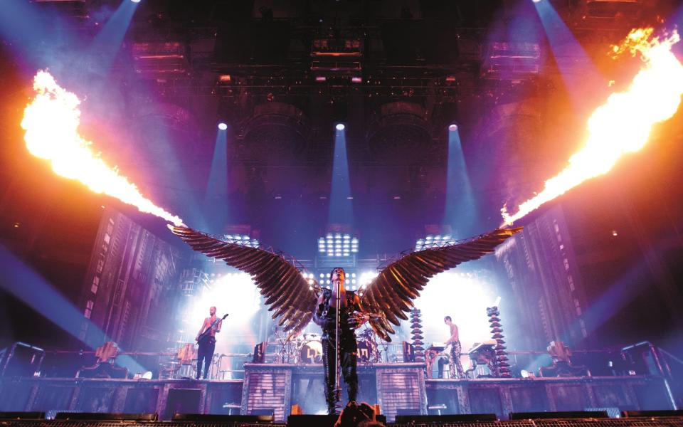 Auch wenn es auf den ersten Blick etwas weit hergeholt scheint: Ohne die Pionierleistung der Beatles im Shea Stadium wären heutige aufwendige Stadionrock-Shows wie von AC/DC oder Rammstein (Bild) kaum denkbar. (Bild: Guido Karp / Universal)