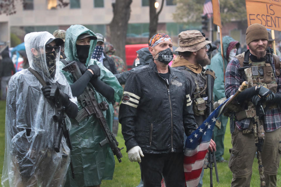 En el Capitolio estatal en Lansing, MIchigan, se dieron protestas contra las restricciones a la actividad para contener el Covid-19, varios individuos, afiliados a grupos de derecha radical, se presentaron fuertemente armados. (Photo by Scott Olson/Getty Images)