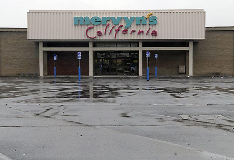 The doors are closed at Mervyn’s California on McHenry Ave. and the parking lot is empty. (Debbie Noda/The Modesto Bee)