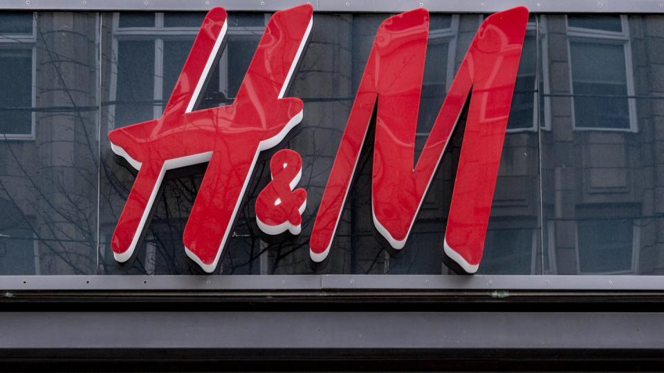 Das Logo der Modekette H&M hängt über dem Eingang des Kaufhauses in der Hamburger Innenstadt.