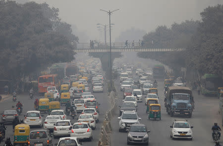 Vehicles drive through smog in New Delhi, India, December 5, 2017. REUTERS/Saumya Khandelwal/File Photo