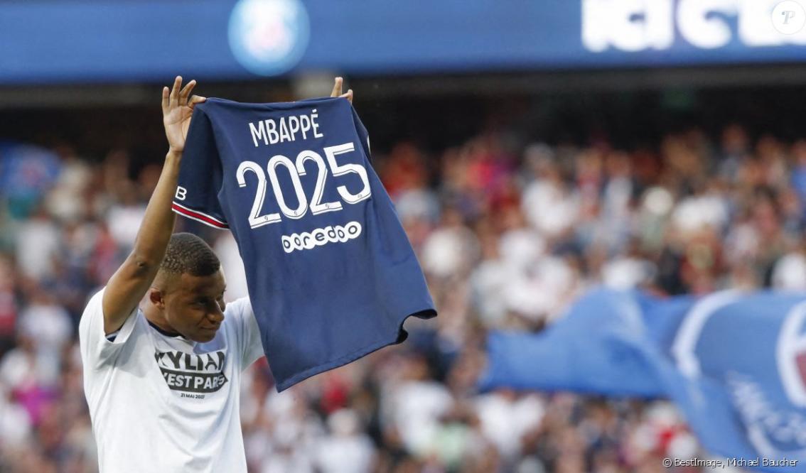 Photo : Le cadeau des joueurs du PSG à Kylian Mbappé. - Purepeople