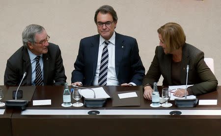 Catalonia's President Artur Mas (C) speaks with President of Catalonia's Parliament Nuria de Gispert (R) and Barcelona's mayor Xavier Tries (L) during the meeting "Pacte Nacional pel Dret a Decidir" (National Pact for the right to decide), formed by politicians and representatives of social and economic organizations at Catalan Parliament in Barcelona November 7, 2014. REUTERS/Albert Gea