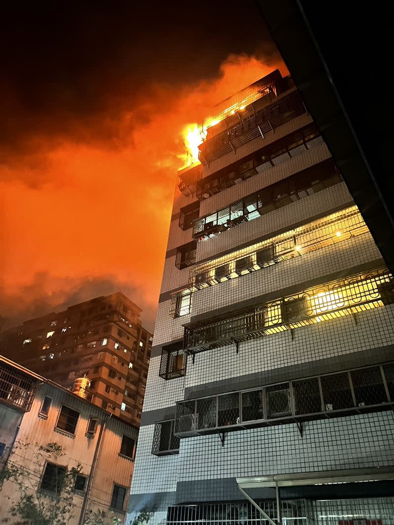 消防單位到場時，發現燃燒處為8樓鐵皮加蓋，且現場已全面燃燒。（圖／翻攝畫面）