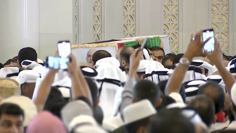 El ataúd con los restos del líder de Hamas Ismail Haniyeh en Doha, Qatar. (Qatar TV via AP)