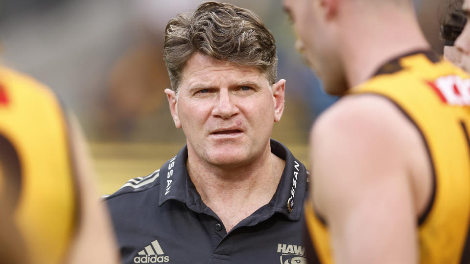 Robert Harvey is pictured speaking with Hawthorn players during his time there as an assistant coach in 2022.