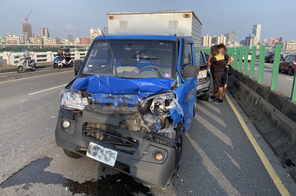 忠孝橋連環車禍小貨車車頭全毀。（圖／翻攝畫面）