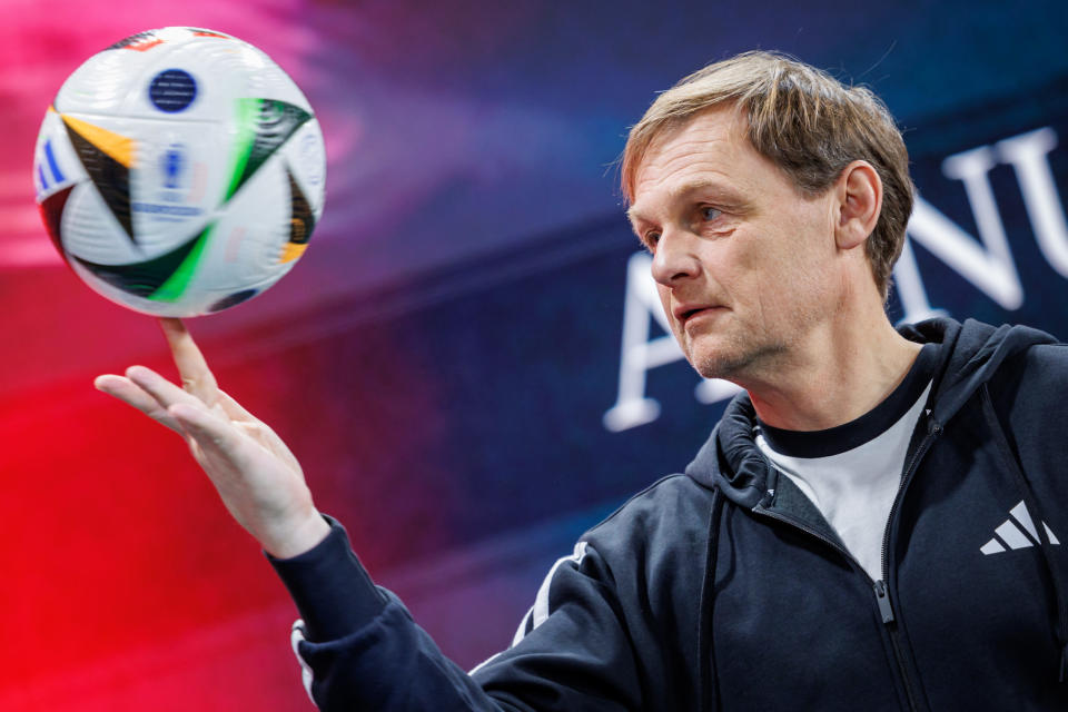 Läuft bei ihm: Adidas-CEO Björn Gulden mit dem offiziellen Spielball der Fußball-Europameisterschaft 2024. - Copyright: picture alliance/dpa | Daniel Karmann