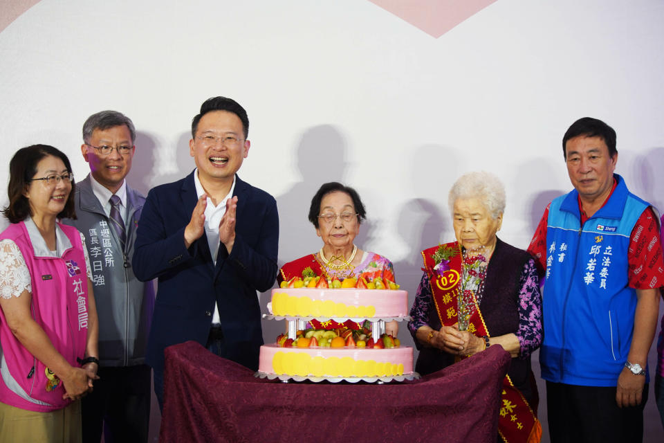 蘇俊賓與二位現場最年長模範母親胡李鳳蘭女士和徐何錢妹女士，一起切蛋糕祝賀，頒贈賀匾並一同合影留念。圖：李春台攝