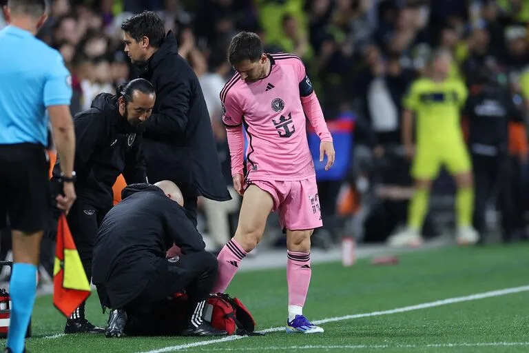 Sobre una línea lateral, Messi es atendido por una molestia frente a Nashville en Tennessee; en caso de lesiones, ahora el árbitro hace ingresar a los médicos para que atiendan a los jugadores prontamente en la MLS, pero deben sacarlos del campo por al menos dos minutos.