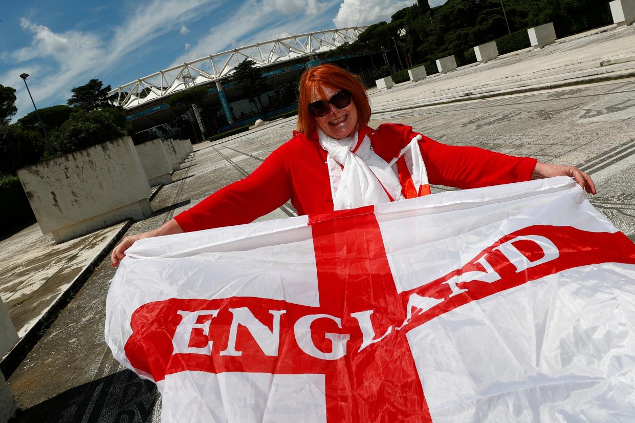 La aficionada al fútbol de Inglaterra, Dawn Hughes, que vive y trabaja en Italia, posa para una fotografía antes de los cuartos de final de la Eurocopa 2020 contra Ucrania, en las afueras del Stadio Olimpico de Roma. (REUTERS)