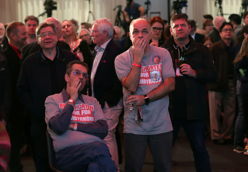 Les partisans du du Parti travailliste à Melbourne. La coalition de centre droit au pouvoir en Australie est en tête des élections législatives de ce samedi, après dépouillement d'un peu plus de la moitié des bulletins, alors que les sondages annonçaient une victoire de l'opposition travailliste. /Photo prise le 18 mai 2019/REUTERS/AAP Image/David Crosling