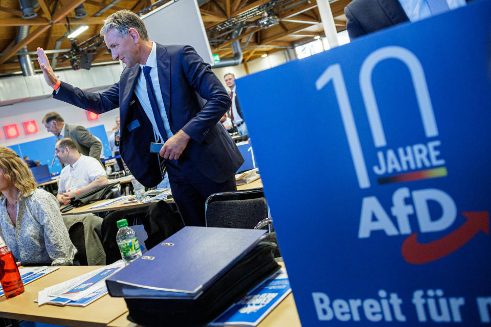 Gerade feierten Björn Höcke und die AfD zehnjähriges Jubiläum. Die rechtsextreme Partei liegt in Umfragen so weit vorne, wie niemals zuvor. (Bild: Jens Schlueter/Getty Images)