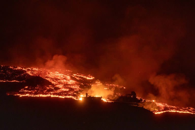 España, La Palma: La lava fluye del volcán de La Palma, que se activó hace casi una semana por primera vez en 50 años