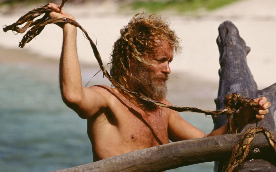 <p>... gegen Ende des Films treten dagegen schon die Knochen hervor, so sehr hatte er in der einjährigen Drehpause abgespeckt. 25 Kilogramm soll Hanks in dieser Zeit für "Cast Away" abgenommen haben. Respekt! (Bild: Twentieth Century Fox and Dreamworks LLC.)</p> 