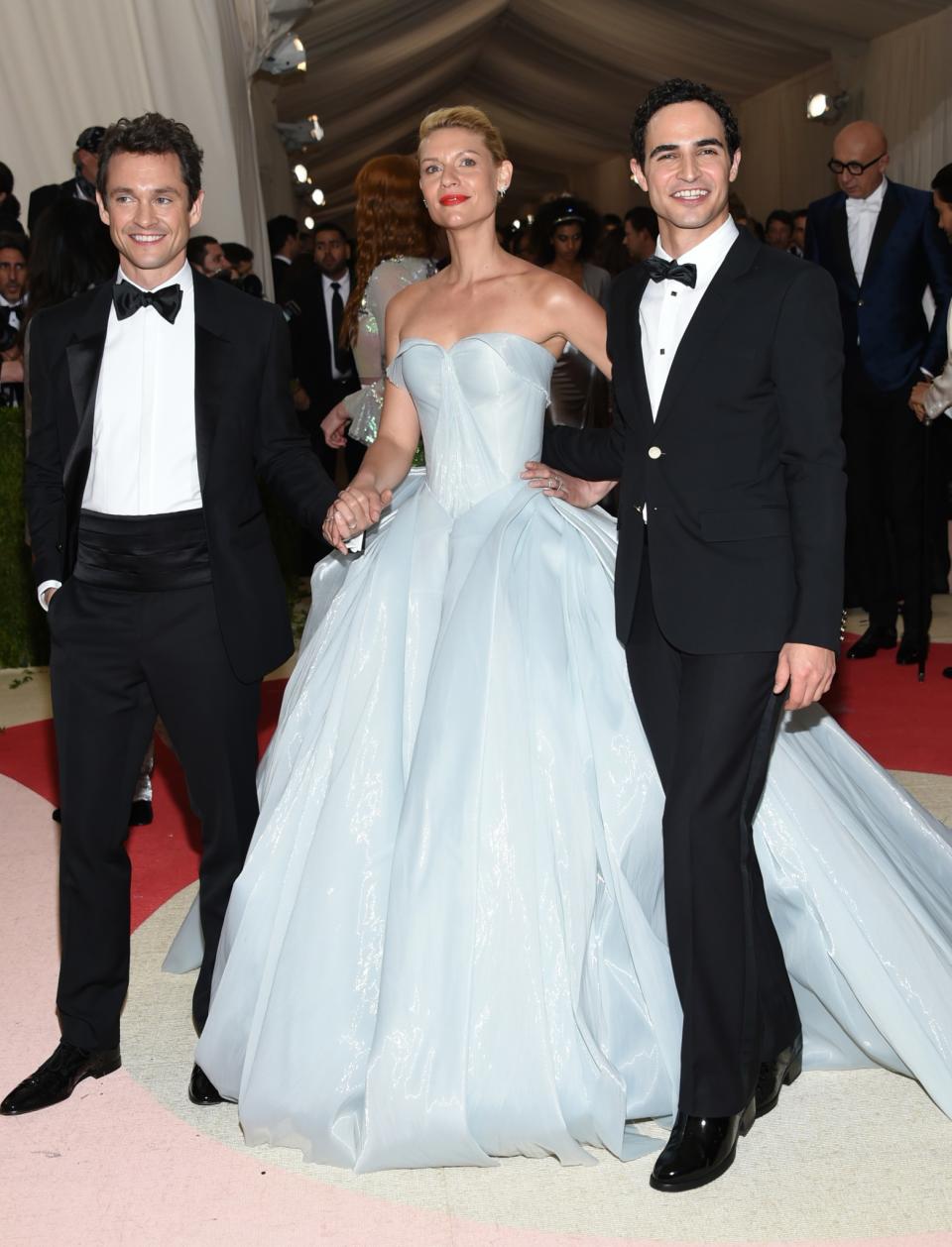 <p>Designer Zac Posen (r.) hatte sich für das Technologiemotto 2016 etwas Besonderes einfallen lassen. Das zartblaue Ballkleid von Schauspielerin Claire Danes wurde von winzigen LED-Leuchten illuminiert. (Bild: AP Photo) </p>