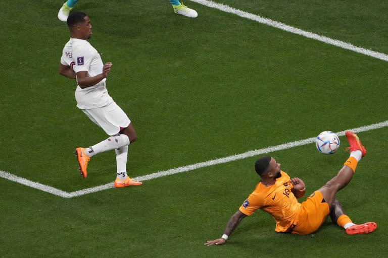 El neerlandés Memphis Depay se esfuerza para alcanzar la pelota durante el partido entre Países Bajos y Qatar