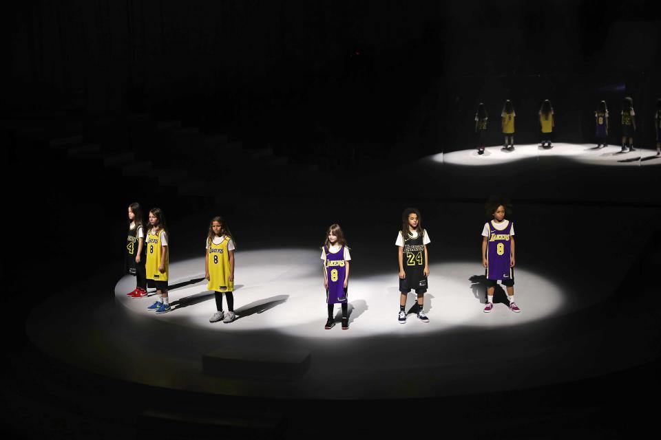 Sechs Kinder trugen die Trikots der LA Lakers mit Bryants ehemaligen Nummer "8" und "24". (Bild: Getty Images)