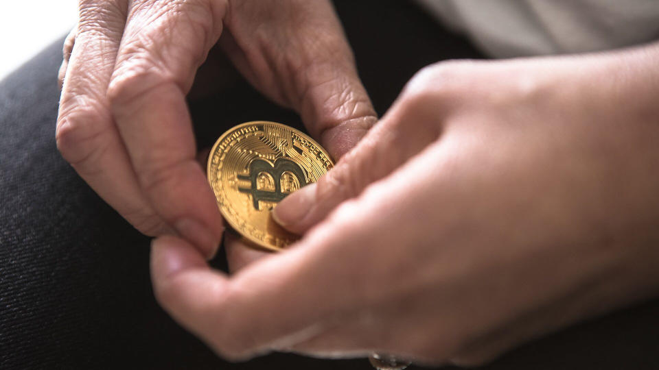 Las monedas como Bitcoin y Ethereum permiten ganar por un alza de la divisa o del dólar. Pero son volátiles