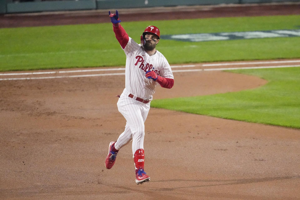 Bryce Harper, de los Filis de Filadelfia, festeja su jonrón de dos carreras en el tercer juego de la Serie Mundial ante los Astros de Houston, el martes 1 de noviembre de 2022 (AP Foto/Matt Rourke)