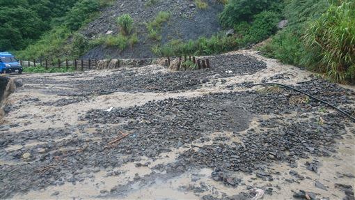 南投往仁愛方向力行產業道路，因清晨大雨土石流掩沒路面。（圖／翻攝畫面）