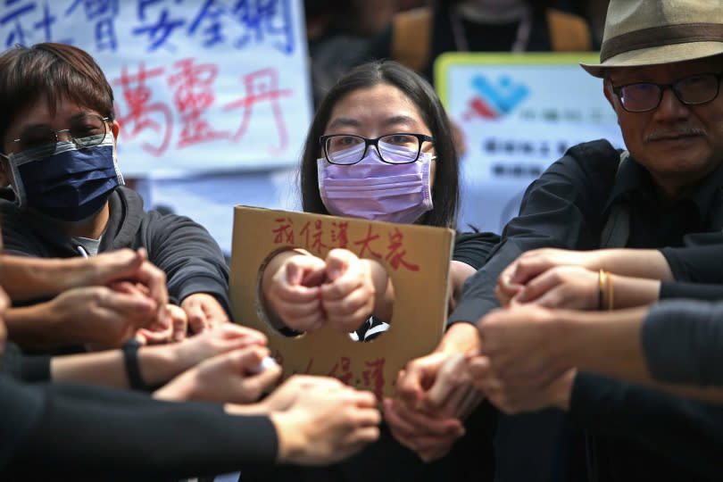 台北市社工職業工會上街頭抗爭，認為政府漠視社工權益，在低薪、案量龐大的狀態下，社工保護孩童，但誰來保護社工？（圖／報系資料照）