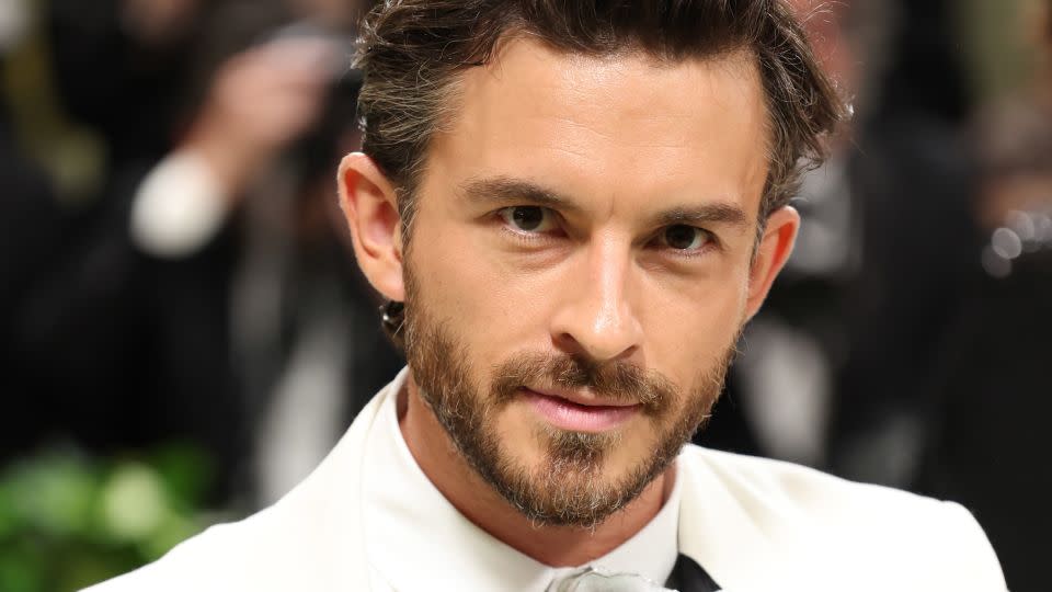 Jonathan Bailey's peony bowtie was made from metal. - Aliah Anderson/Getty Images