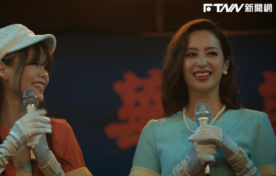 莫允雯（圖右）劇中飾演從台灣前往新加坡發展的歌星。（圖／Hami Video提供）