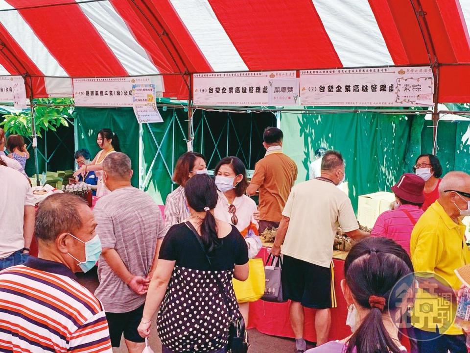 通法寺園遊會當天擺了70攤慈善募款，但包括台塑、遠榮氣體等林園工業區大廠都遭爆被要求設攤或贊助。