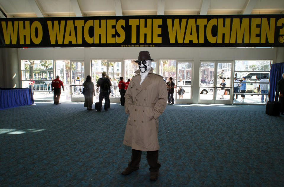 Eric Tetangco, of Los Angeles,  arrives dressed as Rorschach from comic Watchmen during the 39th annual Comic Con Convention in San Diego July 24, 2008. More than 125,000 people are expected  to attend the four-day event and indulge in a veritable feast of the latest in comic-related books, movie toys, games and memorabilia.    REUTERS/Mike Blake      (UNITED STATES)