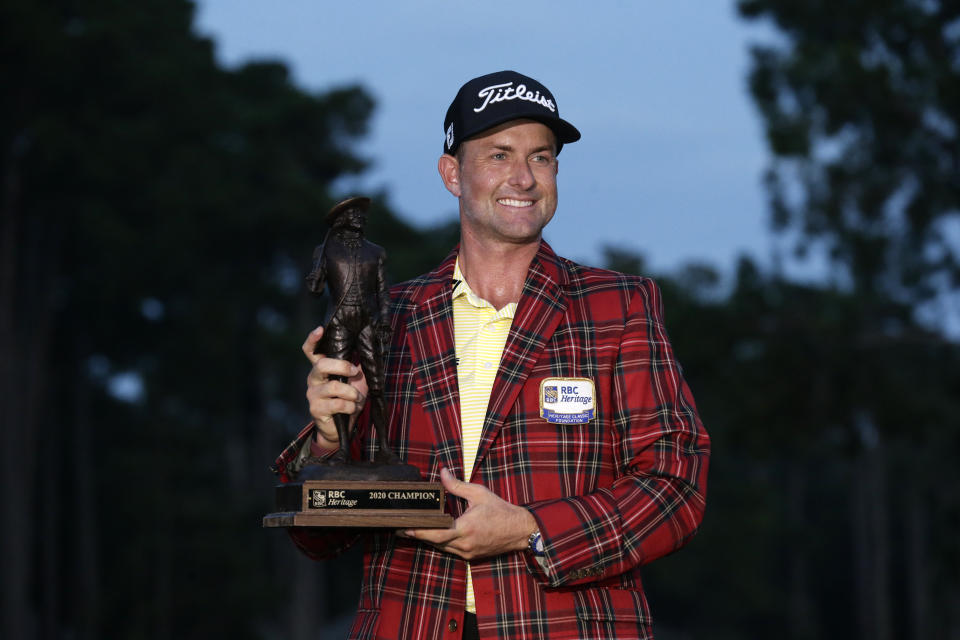 Webb Simpson sostiene el trofeo de campeón del torneo RBC Heritage el domingo 21 de junio de 2020 en Hilton Head Island, Carolina del Sur. (AP Foto/Gerry Broome)