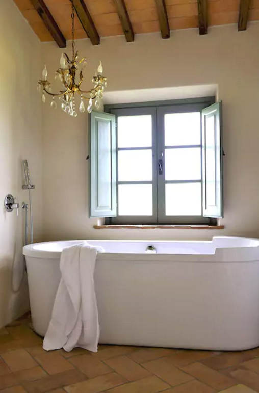 <p>This one features a large soaker tub. (Airbnb) </p>