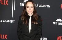 En 2006, Ellen Page a joué le rôle principal dans le film "Juno". Juno est une lycéenne hétérosexuelle et enceinte, qui doit faire face à sa grossesse non planifiée et à sa vie qui change rapidement. La réalité de Page est bien différente, car l'actrice a révélé publiquement qu'elle était lesbienne en 2014 lors de la conférence Time to Thrive à Las Vegas et a ensuite épousé Emma Portner en 2018. Page lève des fonds pour des associations caritatives LGBTQ+, s'exprime sur les questions LGBTQ+ et utilise son statut pour interpeller, questionner et défier l'homophobie.