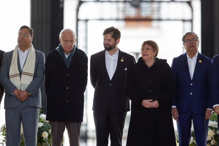 Gabriel Boric camina con Luis Arce, presidente de Bolivia, los expresidentes chilenos Ricardo Lagos y Michelle Bachelet, y el presidente de Colombia, Gustavo Petro, durante un evento que conmemora el 50 aniversario del golpe de Estado en el palacio de La Moneda