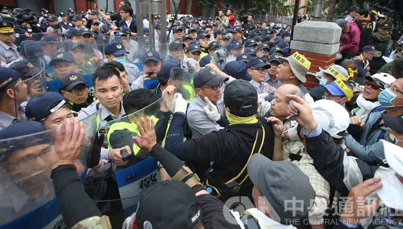 反軍改團體八百壯士25日下午衝撞立法院爆發衝突，造成多名員警、記者受傷送醫。（中央社／資料照）
