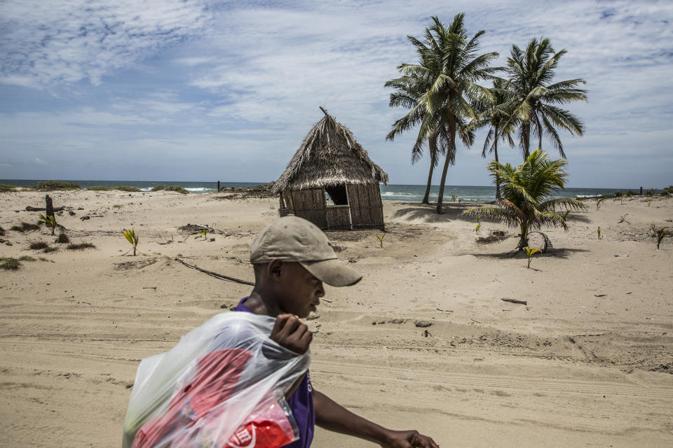 <p>A Garifuna boy, on the beach of San Antonio, Honduras. Garifunaâs is the second largest indigenous group of Honduras. The Afro-Honduran communities that live mainly on the Atlantic coasts and the islands, oppose their forced displacement from traditional lands by tourism and residential development projects, and for this reason among others suffer repression and isolation. (Photo: Francesca Volpi) </p>