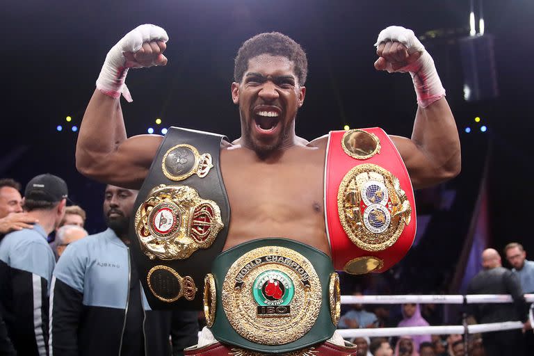 El boxeador inglés Anthony Joshua, con sus cinturones de campeón del mundo de peso pesado; es otro de los nuevos inversores del equipo Alpine de F1 