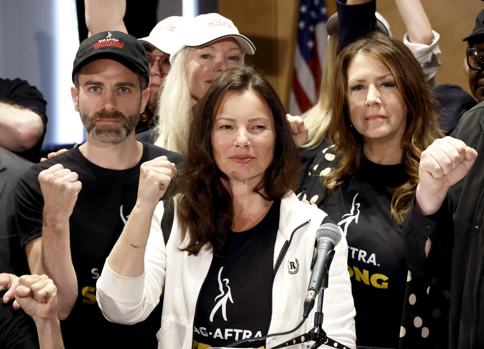 LOS ÁNGELES, CALIFORNIA - 13 DE JULIO: (L-R) Ben Whitehair, Frances Fisher, el presidente de SAG, Fran Drescher, Joely Fisher, el director ejecutivo nacional y los miembros de SAG-AFTRA son vistos mientras la Junta Nacional de SAG-AFTRA celebra una conferencia de prensa para votar sobre la recomendación para convocar una huelga con respecto al contrato de TV/Teatro en SAG-AFTRA el 13 de julio de 2023 en Los Ángeles, California. (Foto de Frazer Harrison/Getty Images)