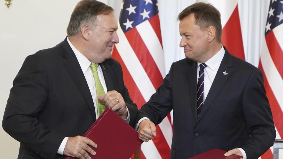 Mariusz Blaszczak (r), Verteidigungsminister von Polen, und Mike Pompeo, Außenminister der USA, nach der Unterzeichnung des Vertrags über die Stationierung von weiteren 1000 US-Soldaten in Polen.