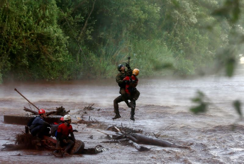 FOTO DE ARCHIVO: Un soldado ayuda a un miembro de un equipo de rescate tras el colapso de una presa de residuos propiedad de Vale SA, en Brumadinho, Brasil, el 5 de febrero de 2019